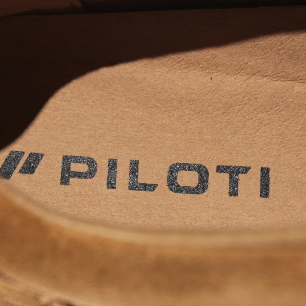 Piloti NWB Shift Lace Up Driving Sneakers Size 7 US in Light Brown Suede